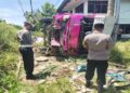 Tabrak Tiang Listrik, Bus Bawa Mahasiswa KKN Terbalik di Agam