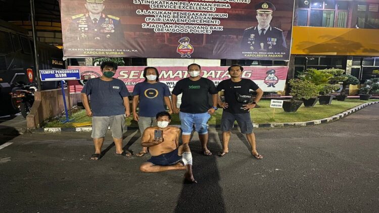 Pelarian pelaku penggelapan HP setahun silam dihentikan Tim Klewang Polresta Padang. (IST)