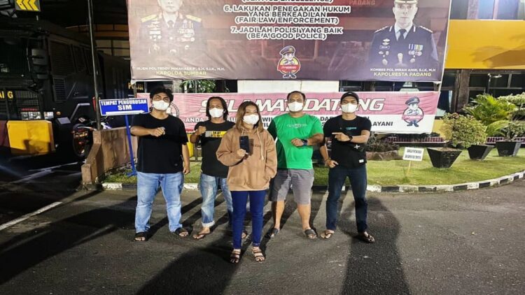 Perempuan muda di Padang ditangkap usai mencuri HP milik teman prianya. (IST)