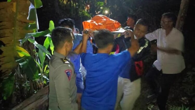 Petugas gabungan mengevakuasi mayat lelaki baya usai terjepit di batang pohon. (IST)
