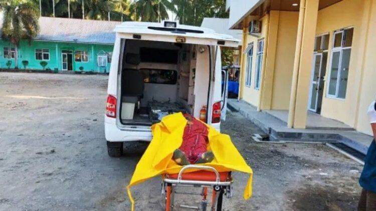 Seorang pekerja tambang biji besi Warga Negara Asing (WNA) asal China Yang Zhiwu (65) di Teluk Tapang Air Bangis Kecamatan Sungai Beremas Kabupaten Pasaman Barat, Sumatera Barat ditemukan meninggal dunia, Selasa malam. (ANTARA/Altas Maulana)
