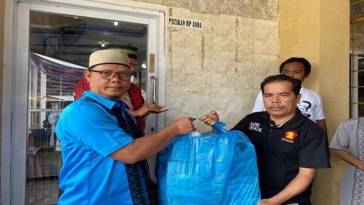 Penyerahan nasi kotak Jumat Berkah Bersama Gerindra di Masjid Nurul Washilah, Koto Marapak, Kelurahan Olo, Kecapatan Padang Barat, Kota Padang. (IST)