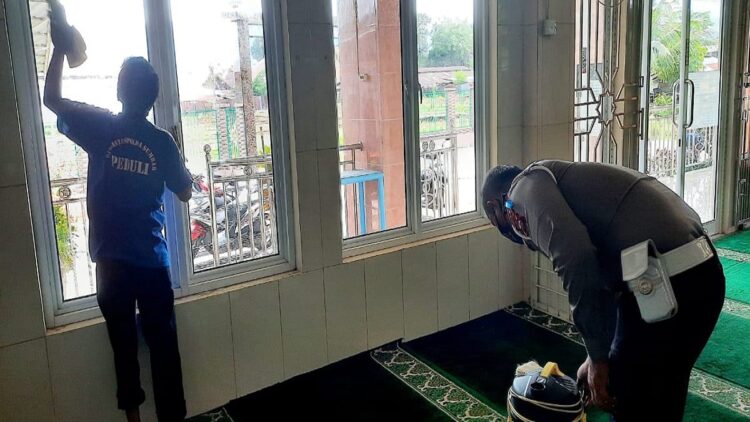 Aksi bersih masjid Ditlantas Polda Sumbar.