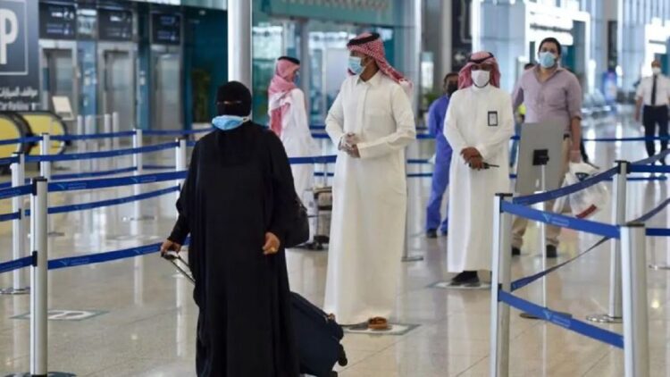Penumpang wanita tiba di Bandara Internasional King Fahd, Riyadh, Arab Saudi (Foto: AFP Photo)