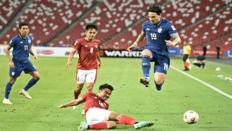 Pesepak bola Timnas Indonesia Asnawi Mangkualam (kedua kanan) menghalau bola dari pesepak bola Timnas Thailand Tristan Do (kanan) dalam pertandingan Babak Final Leg 1 Piala AFF 2020 di National Stadium, Singapura, Rabu (29/12/2021). ANTARA FOTO/Flona Hakim/app/hp.