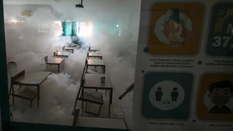 Petugas melakukan pengasapan (fogging) di Sekolah Pembangunan Jaya (SPJ) 2 Gedangan, Sidoarjo, Jawa Timur, Jumat (11/2/2022). ANTARA FOTO/Umarul Faruq/wsj.
