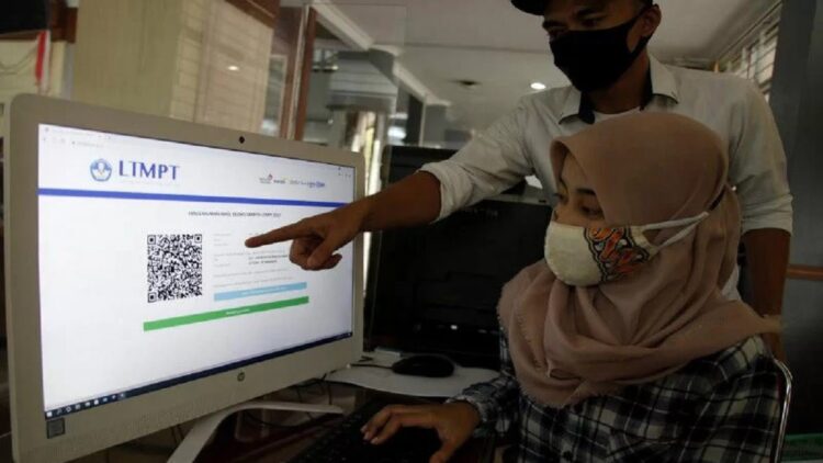 Petugas membantu calon mahasiswa mengakses informasi mengenai Seleksi Bersama Masuk Perguruan Tinggi Negeri (SBMPTN) 2021 di Universitas Sebelas Maret (UNS) Solo, Jawa Tengah, Senin (14/6/2021). (ANTARA FOTO/Maulana Surya/aww)