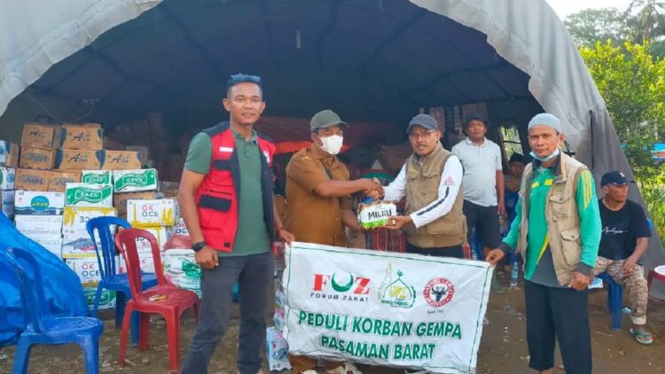 Kepala Pelaksana Harian UPZ Baznas Semen Padang, Muhammad Arif (dua dari kanan) menyerahkan bantuan gempa Pasbar tahap II kepada Wali Nagari Persiapan Simpang Timbo Abu Kajai, Kecamatan Talamau, Kabupaten Pasbar, Abu Kajai, Mulyadi.