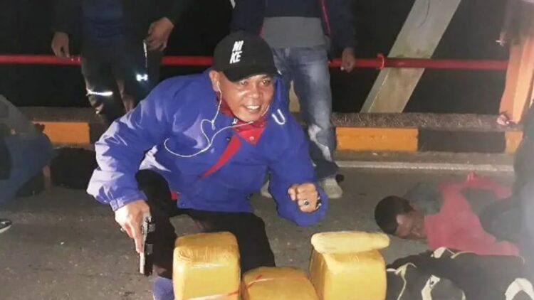 BNNK Pasbar Bekuk Dua Pengedar 14 Kg Ganja Asal Sumut 1 Kepala BNNK Pasaman Barat Irwan Effenry saat menangkap dua orang tersangka yang diduga pengedar daun ganja 14 kilogram di Ranah Batahan. (Antara/BNNK Pasbar)