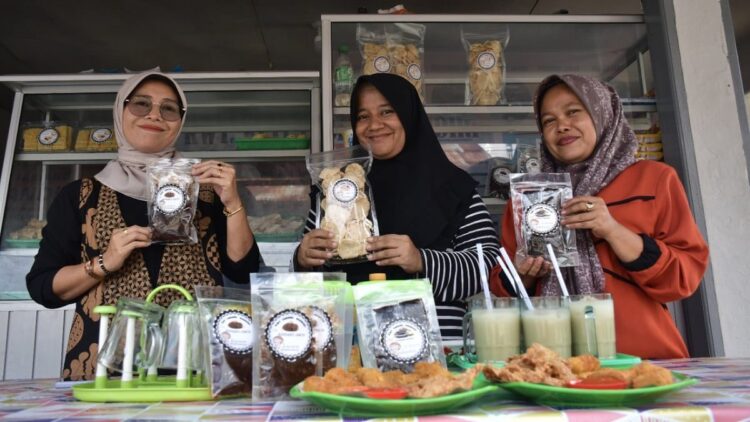 Kelompok Budi Daya Jamur Tiram dan Magot Kelurahan Limau Manis memperlihatkan produk jamur tiram dalam bentuk kemasan. Kelompok Budi Daya Jamur Tiram dan Magot Kelurahan Limau Manis itu maju dan berkembang berkat CSR Semen Padang.