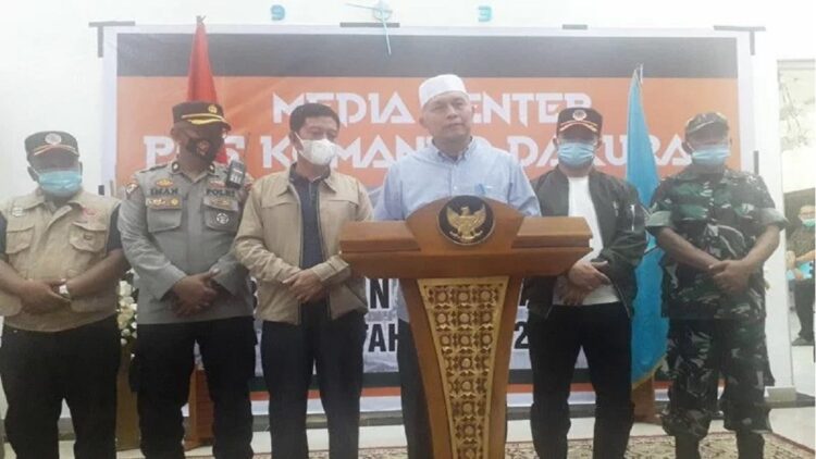 Bupati Pasaman Barat Hamsuardi didampingi Wakil Bupati Risnawanto, Sekda Hendra Putra dan perwakilan Polres dan TNI saat menyampaikan kondisi terakhir mengenai penanggulangan bencana di daerah itu. (ANTARA/Altas Maulana)