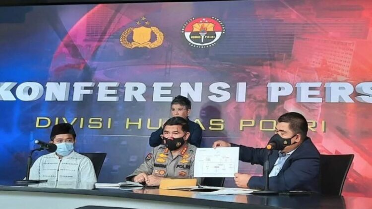 Kepala Bagian Bantuan Operasi (Kabag Banops) Densus 88 Antiteror Polri Kombes Pol Aswin Siregar (kanan) memperlihatkan diagram jaringan organisasi teroris Jamaah Islamiyah, di Mabes Polri, Kamis (25/11/2021). ANTARA/Laily Rahmawaty