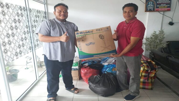 Forum Insinyur Muda PII Wilayah Riau Serahkan Donasi Baju Layak Pakai 1 Bendahara Ikatan Keluarga Pasaman dan Pasaman Barat Riau Resnil Ahmad menerima ratusan baju layak pakai dari Ketua Forum Insinyur Muda Wilayah Riau Ulul Azmi.