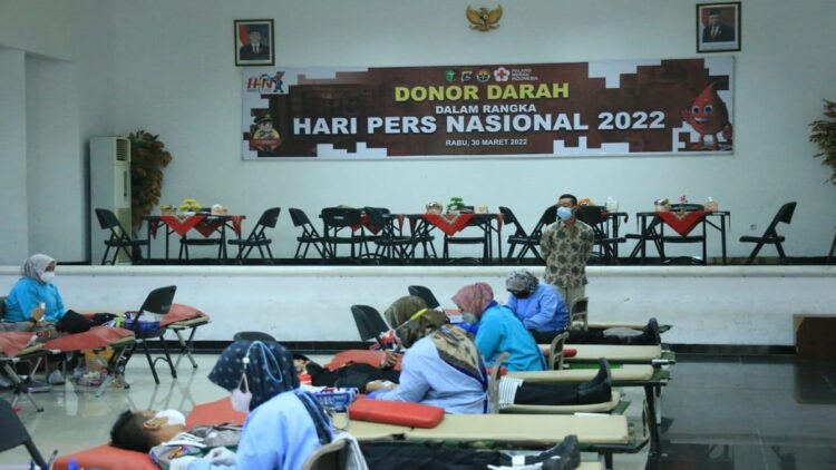 Donor darah dalam rangka HPN 2022 di Mapolda Sumbar.