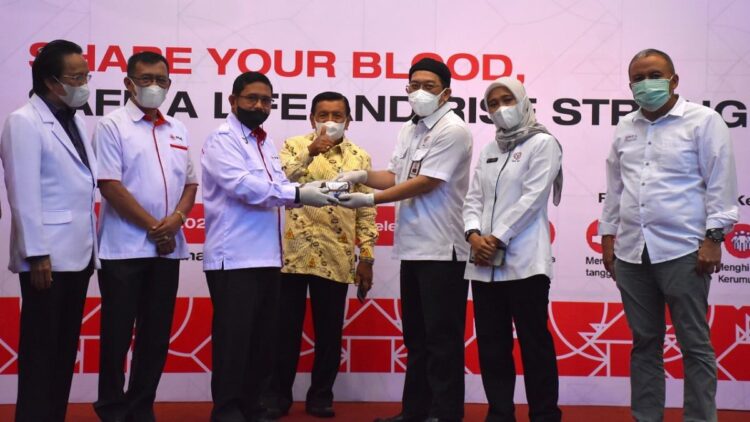 PMI Padang: Donor Darah Semen Padang Bantu Ketersediaan Stok 1 Direktur Keuangan PT Semen Padang Tubagus M Dharury (tiga dari kanan) menyerahkan kantong darah dari kegiatan donor darah PT Semen Padang kepada Ketua PMI Padang Zulhardi Z Latif (tiga dari kiri), Rabu (23/3/2022).