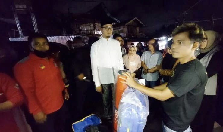 Korban Kebakaran di Bukittinggi Langsung Dapat Bantuan dari Wako Erman Safar 1 Warga korban kebakaran mendapat bantuan dari Wako Erman Safar.