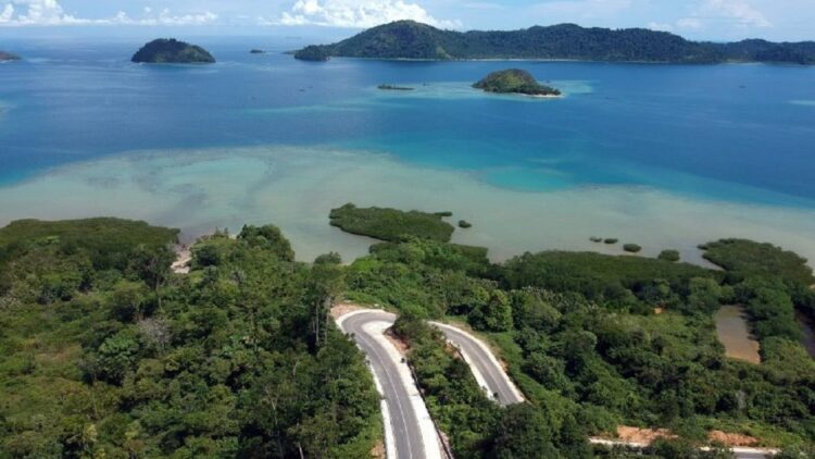 Foto udara kawasan destinasi Mandeh di Kabupaten Pesisir Selatan. (Foto: Antara/Iggoy el Fitra)