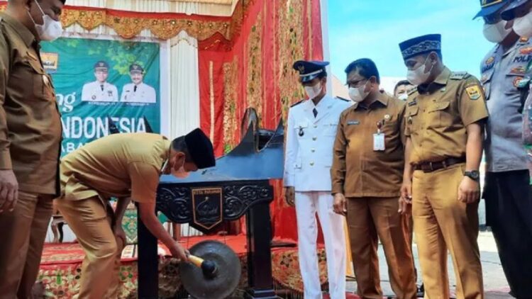 Pemko Pariaman Luncurkan Satu Data Desa Indonesia, Ini Manfaatnya 1 Wali Kota Pariaman, Sumbar Genius Umar disaksikan oleh pihak terkait memukul gong pertanda diluncurkanya Satu Data Desa Indonesia yang dilenglapi konsep geospasial di Desa Kampung Gadang, Pariaman Timur, Senin (28/3/2022). (ANTARA/Aadiaat M. S.)