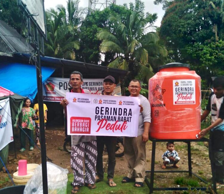 Kader Gerindra Pasbar menyalurkan air bersih serta tong penampungannya kepada warga Kajai, Pasbar yang menjadi korban gempa.