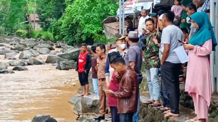 Plt Kepala Dinas Perikanan Pasaman Barat Zulfi Agus bersama tim saat meninjau kondisi air Sungai Batang Lubuk Landur yang menyebabkan ikan mati. (ANTARA/Altas Maulana)
