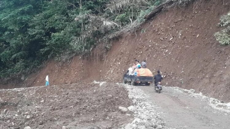 Arus lalu-lintas Simpang Empat-Talu Kabupaten Pasaman Barat, Sumbar sudah bisa dilalui kendaraan setelah material longsor di Rimbo Kejahatan Kajai dibersihkan, Selasa. (Antarasumbar)