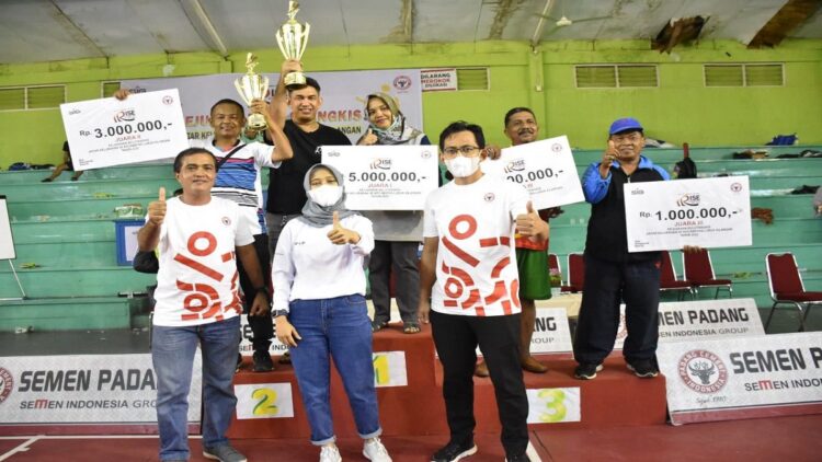 Ini Dia Pemenang Kejuaraan Bulu Tangkis Antar Kelurahan yang Digelar PT Semen Padang 1 Kepala Unit Humas & Kesekretariatan PT Semen Padang, Nur Anita Rahmawati foto bersama dengan panitia dan para pemenang pemenang Kejuaraan Bulu Tangkis antar Kelurahan se-kecematan Lubuk Kilangan, Minggu malam.