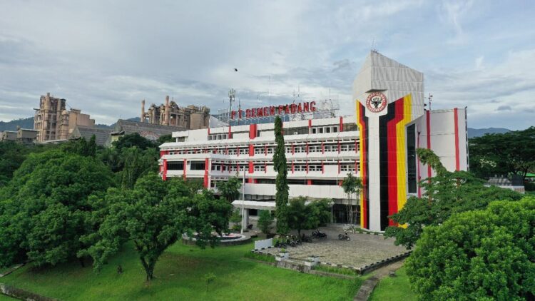 22 Karyawan PT Semen Padang Ikuti Program S2 Operational Excellence di Unand 1 Kantor Pusat PT Semen Padang, perusahaan kebanggaan masyarakat Minang.