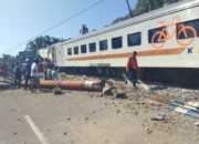 Kereta Api Hantam Truk dan Robohkan Baliho di Padang, Satu Minibus Ikut Tertimpa