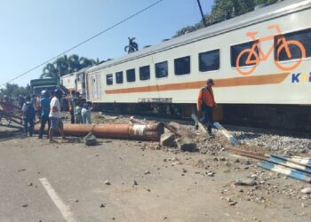 Kereta Api Hantam Truk dan Robohkan Baliho di Padang, Satu Minibus Ikut Tertimpa