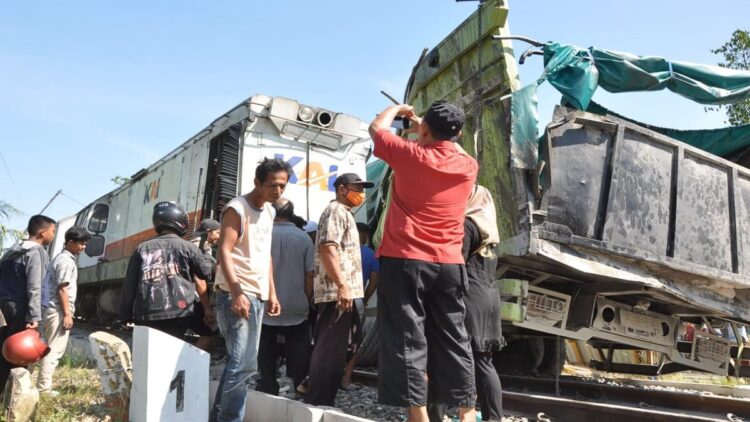 Truk yang Dihantam KA Si Binuang Terseret hingga 50 Meter, Satu Halte Trans Padang Rusak 1 Kecelakaan kereta api dengan truk dan menyebabkan tiang reklame roboh di Padang.