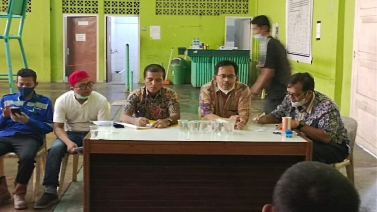 Ketua Panitia Kejuaraan Bulu Tangkis se Kecamatan Lubuk Kilangan, Agung Joko Prasetiyo (dua dari kanan) bersama sejumlah panitia lainnya dan perwakilan tim dari kelurahan se-Kecamatan Lubuk Kilangan menggelar Technical Meeting jelang kejuaraan di GOR PT Semen Padang, Jumat (25/3/2022) sore.