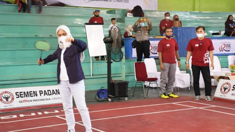 Kepala Unit Humas & Kesekretariatan PT Semen Padang Nur Anita Rahmawati, ketika melakukan servis pembuka, pada pembukaan Kejuaraan Bulu Tangkis antar Kelurahan se-Kecamatan Lubuk Kilangan, Kota Padang, di GOR PT Semen Padang, Sabtu (26/3/2022).