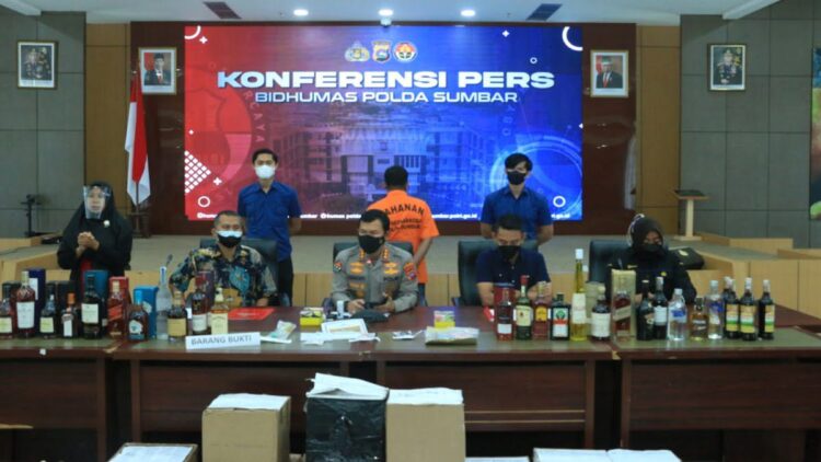 Polda Sumbar Ungkap Penjualan Minuman Beralkohol Tanpa Izin di Bukittinggi 1 Konferensi pers penangkapan miras ilegal di Mapolda Sumbar.