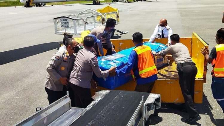 Korban KKB dilepas dengan prosesi kehormatan ke keluarga.