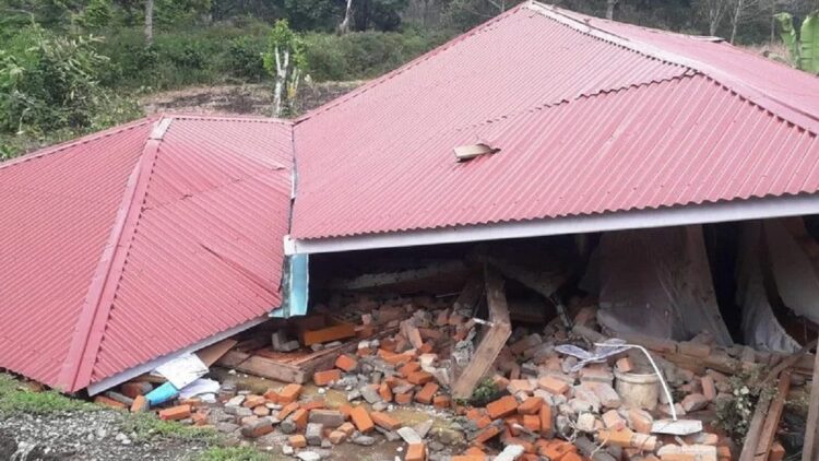 Salah satu rumah korban gempa bumi di Simpang Timbo Abu Kecamatan Talamau Kabupaten Pasaman Barat, Sumbar hancur akibat gempa. Hingga saat ini jumlah korban meninggal dunia bertambah menjadi 10 orang. (ANTARA/Altas Maulana)
