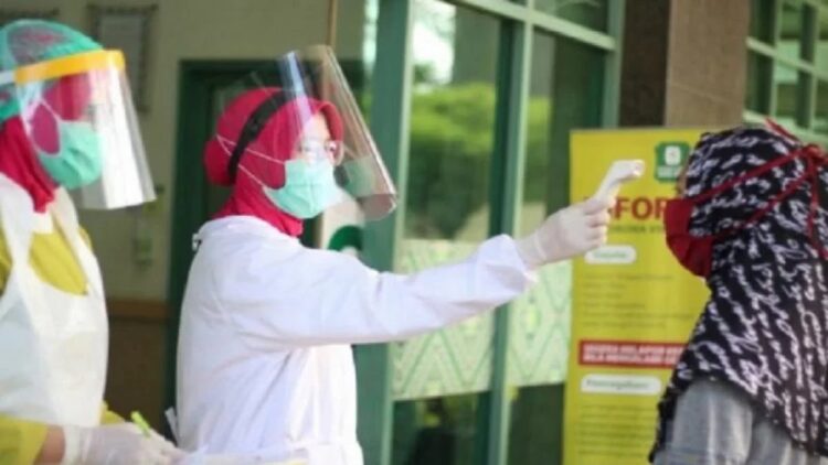 Jangan Konsumsi Vitamin tanpa Dosis Tepat, Bisa Munculkan Keluhan Ini 1 Pengunjung sedang dilakukan pemeriksaan sebelum masuk ke RS Sari Asih Karawaci. Foto dokumen