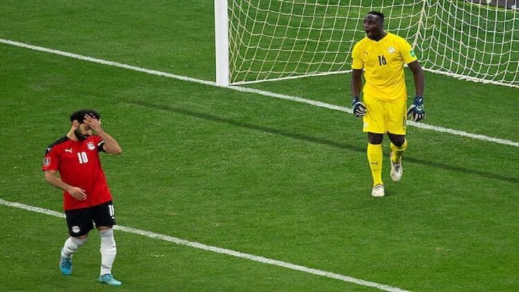 Ekspresi kecewa pemain Mesir, Mohamed Salah, setelah gagal menjebol gawang Senegal dalam drama adu penalti kualifikasi Piala Dunia 2022 hari Rabu (30/3/2022). (AP Photo)