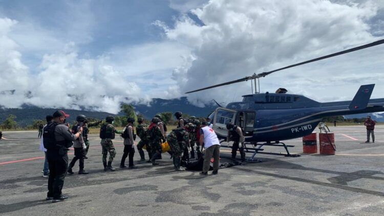 Tim operasi Damai Cartenz evakuasi korban KKB, Papua.