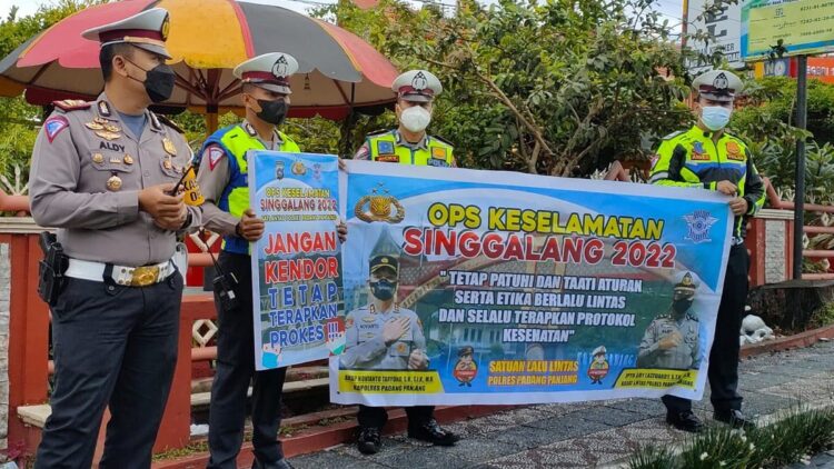 Satlantas Polres Padang Panjang Berbagi Sarapan di Jumat Berkah 1 Operasi Keselamatan Singgalang 2022 di Padang Panjang sambil berbagi sarapan.