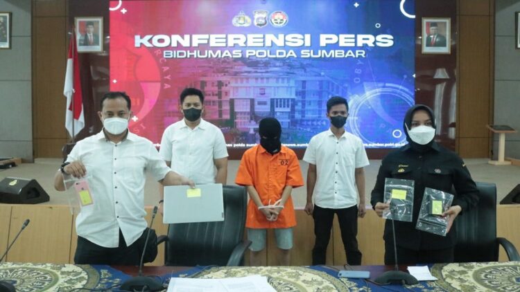 Pelaku UU ITE ditampilkan saat jumpa pers di Polda Sumbar.