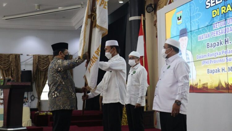 Diketuai Buya Mahyeldi, Wakil Menteri Agama Lantik IPHI Sumbar 1 Pelantikan ditandai dengan penyerahan bendera pataka oleh Wakil Menteri Agama RI Zainut Tauhid Sa'adi kepada Wakil Ketua IPHI Sumbar Asnil disaksikan langsung oleh Wakil Gubernur Audy Joinaldy.