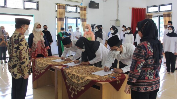 Rebranding BLK, Kemnaker Siapkan ASN Berintegritas dan Berkapasitas 1 Penandatanganan SK PNS BLK Padang.