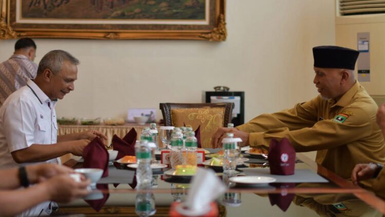 Buat Nota Kesepahaman dengan Semen Padang, Gubernur Mahyeldi: Ada Potensi Besar di Hutan Sumbar 1 Gubernur Mahyeldi Ansharullah dan Plt.Dirut PT Semen Padang Asri Mukhtar tampak akrab menjelang acara penandatanganan nota kesepahaman bersama tentang Pemberdayaan Masyarakat Sekitar Hutan, di Wisma Indarung, Senin (28/3/2022).