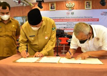 Berdayakan Masyarakat Sekitar Hutan, Semen Padang dan Pemprov Sumbar Teken Nota Kesepahaman