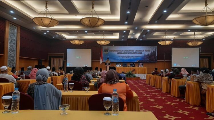 Gubernur Mahyeldi memberikan sambutan dalam acara Peningkatan Kapasitas Lembaga Adat.