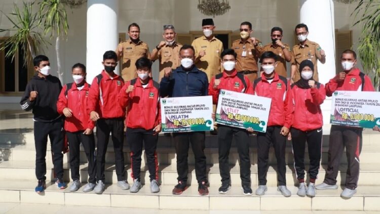 Penyerahan bonus untuk atlet PPLP Sumbar.