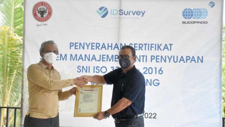 Komitmen Terapkan SMAP, Semen Padang Peroleh Sertifikasi ISO 37001:2016 dari PT Sucofindo 1 Direktur Komersial PT Sucofindo Darwin Abas (kanan) menyerahkan sertifikat Sistem Manajemen Anti Penyuapan SNI ISO 37001: 2016 kepada Plt. Dirut PT Semen Padang Asri Mukhtar (kiri) di Club House, Jumat (4/3/2022) pagi.