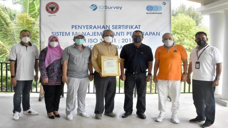 Plt. Dirut PT Semen Padang Asri Mukhtar (empat dari kiri) dan Direktur Komersial PT Sucofindo Darwin Abas (tiga dari kanan) berfoto bersama jajaran PT Semen Padang dan PT Sucofindo, usai acara penyerahan sertifikat Sistem Manajemen Anti Penyuapan SNI ISO 37001: 2016, Jumat (4/3/2022).
