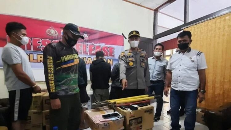 Komplotan Rampok Spesialis Toko dan Gudang Diringkus Polisi di Pariaman 1 Kapolres Pariaman, Sumbar AKBP Abdul Azis menunjukkan barang bukti kasus perampokan yang pelakunya beroperasi di sejumlah daerah di Sumbar, Kamis. (ANTARA/Aadiaat M. S.)