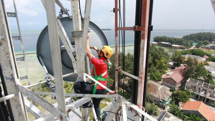 ilustrasi perbaikan jaringan Telkomsel.